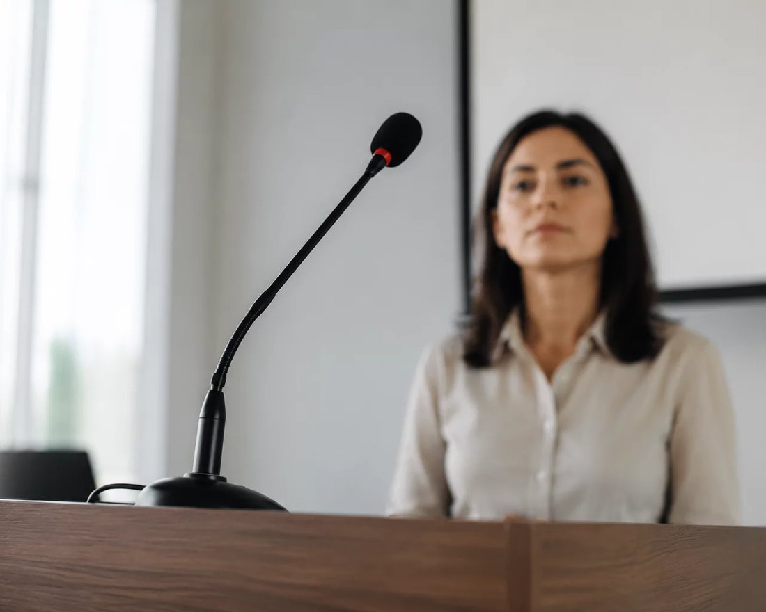 Mesa fotografada de cima, com um raciocínio rascunhado à mão num caderno aberto